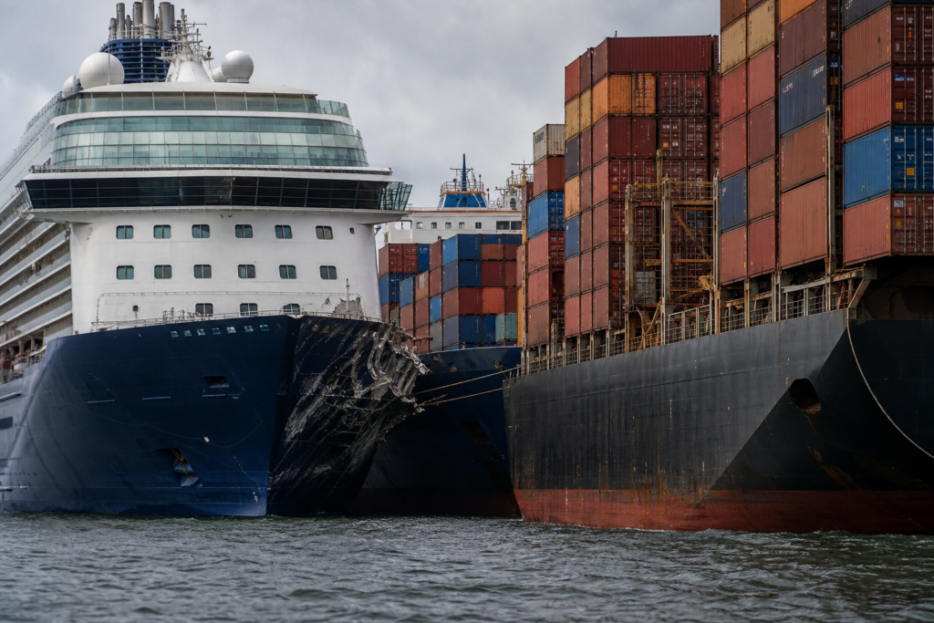 La Mein Schiff 3 choca con dos portacontenedores al salir de Bremerhaven y TUI cancela el viaje a Canarias
